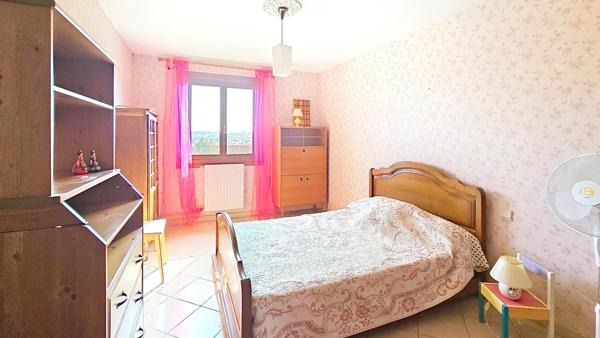 Villa quatre faces de 135 m² avec quatre chambres et garage sur une parcelle de 846 m²