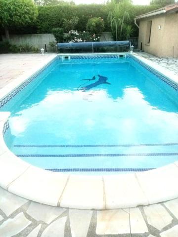 Villa quatre faces de 135 m² avec quatre chambres et garage sur une parcelle de 846 m²