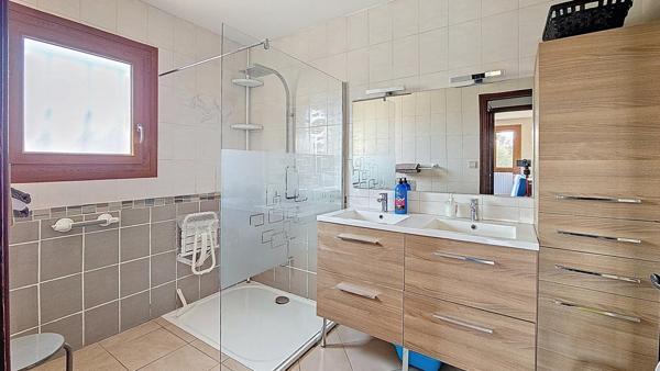 Villa quatre faces de 135 m² avec quatre chambres et garage sur une parcelle de 846 m²