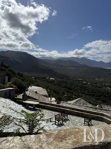 maison de village à rénover. Point de vue unique.