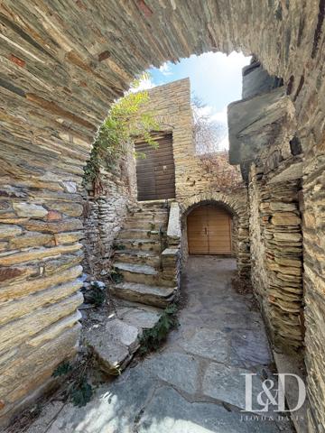 maison de village à rénover. Point de vue unique.