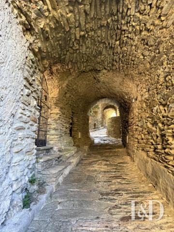 maison de village à rénover. Point de vue unique.