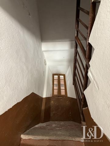 maison de village à rénover. Point de vue unique.