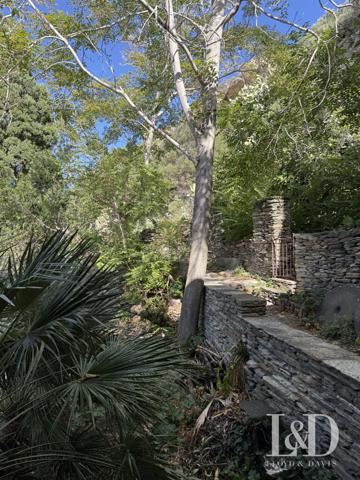 maison de village à rénover. Point de vue unique.
