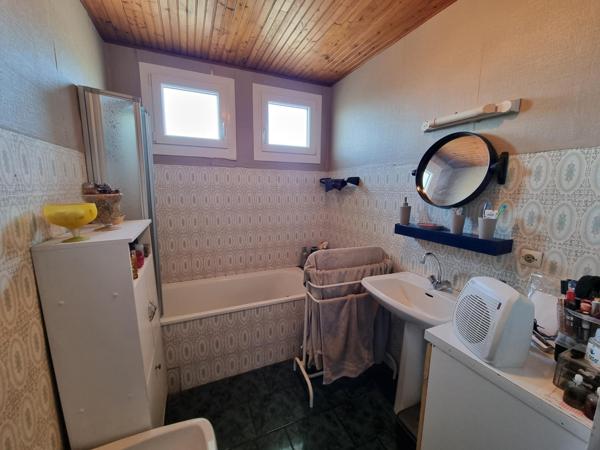 Grande maison familiale avec 5 grandes dépendances, idéal pour un artisan.