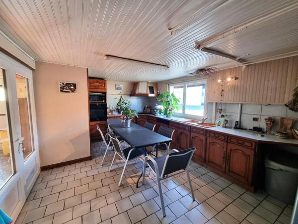 Grande maison familiale avec 5 grandes dépendances, idéal pour un artisan.