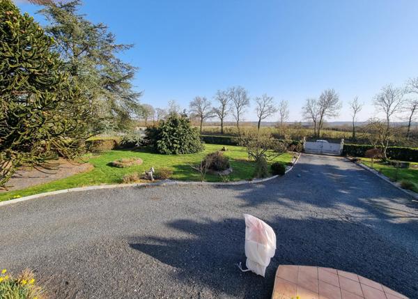 Grande maison familiale avec 5 grandes dépendances, idéal pour un artisan.