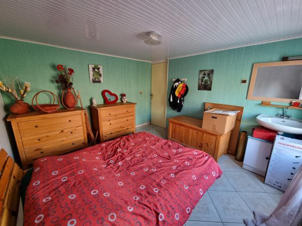 Grande maison familiale avec 5 grandes dépendances, idéal pour un artisan.