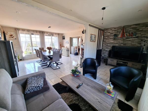 Grande maison familiale avec 5 grandes dépendances, idéal pour un artisan.