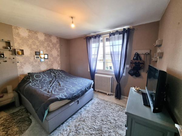 Grande maison familiale avec 5 grandes dépendances, idéal pour un artisan.