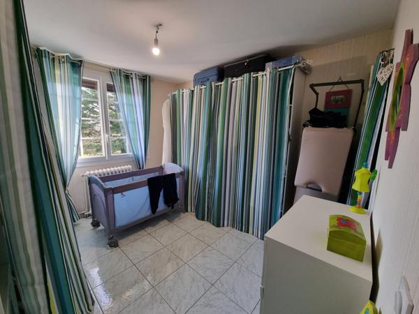 Grande maison familiale avec 5 grandes dépendances, idéal pour un artisan.