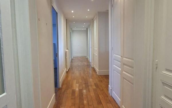 Appartement à vendre    6 pièces • 185 m2 Bourg-en-Bresse