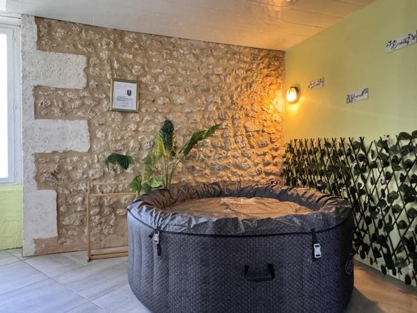 Charmante maison de ville en pierre sans exterieur, avec stationnement facile
