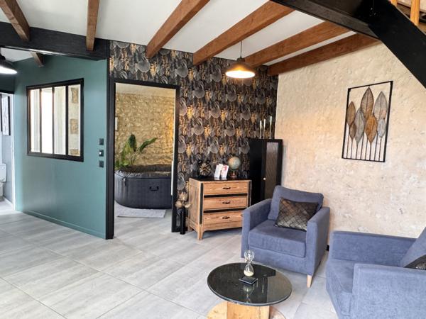 Charmante maison de ville en pierre sans exterieur, avec stationnement facile