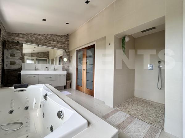 Maison d’exception à Crécy-la-Chapelle – Piscine chauffée, suite parentale indépendante, emplacement