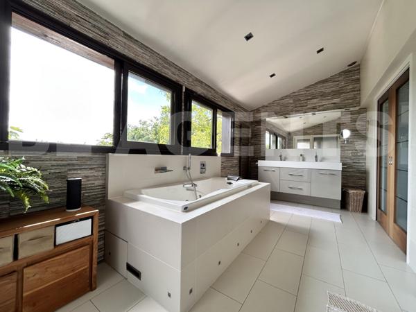 Maison d’exception à Crécy-la-Chapelle – Piscine chauffée, suite parentale indépendante, emplacement