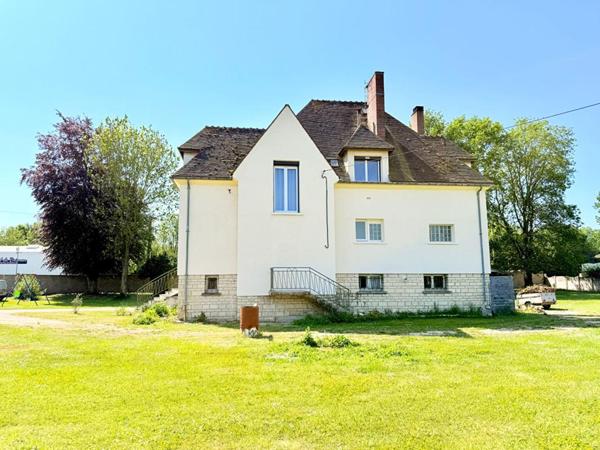 À 10 minutes de la gare LAROCHE-MIGENNES, Maison familiale de 220 m², 6 chambres, sur sous-sol total