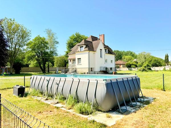 À 10 minutes de la gare LAROCHE-MIGENNES, Maison familiale de 220 m², 6 chambres, sur sous-sol total