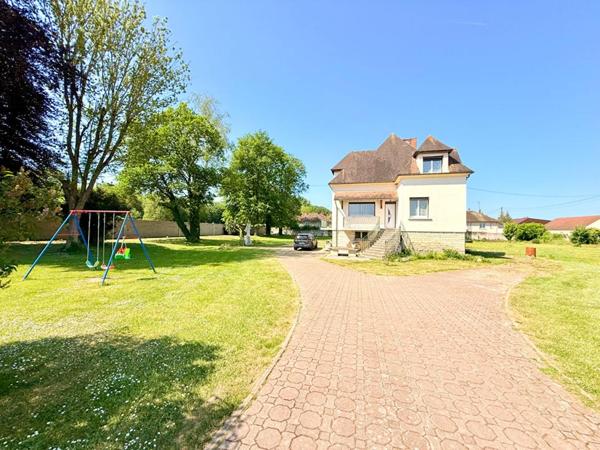 À 10 minutes de la gare LAROCHE-MIGENNES, Maison familiale de 220 m², 6 chambres, sur sous-sol total