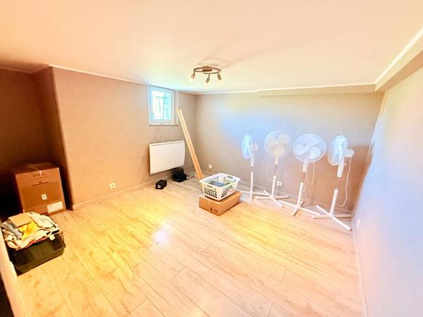 À 10 minutes de la gare LAROCHE-MIGENNES, Maison familiale de 220 m², 6 chambres, sur sous-sol total