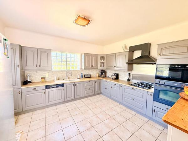 À 10 minutes de la gare LAROCHE-MIGENNES, Maison familiale de 220 m², 6 chambres, sur sous-sol total