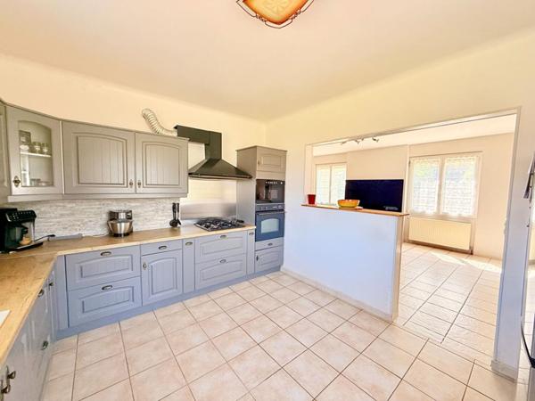 À 10 minutes de la gare LAROCHE-MIGENNES, Maison familiale de 220 m², 6 chambres, sur sous-sol total
