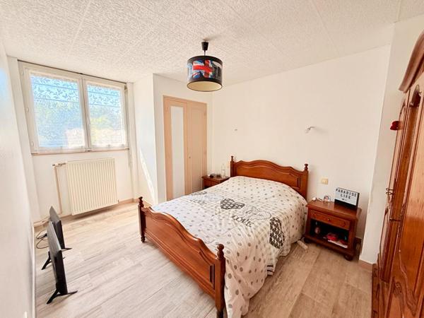 À 10 minutes de la gare LAROCHE-MIGENNES, Maison familiale de 220 m², 6 chambres, sur sous-sol total