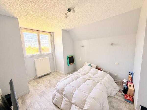 À 10 minutes de la gare LAROCHE-MIGENNES, Maison familiale de 220 m², 6 chambres, sur sous-sol total