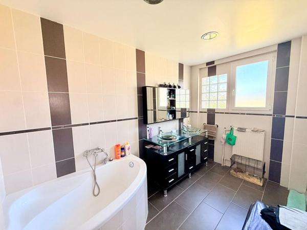 À 10 minutes de la gare LAROCHE-MIGENNES, Maison familiale de 220 m², 6 chambres, sur sous-sol total