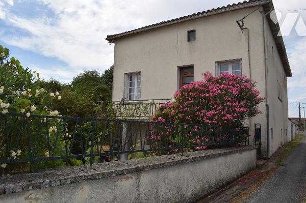 MAISON CENTRE BOURG DE COURCOME