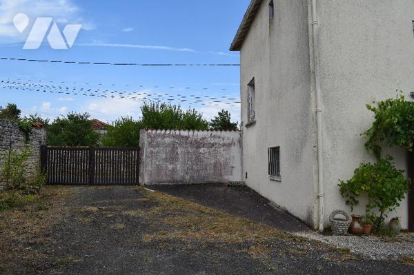 MAISON CENTRE BOURG DE COURCOME