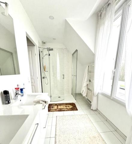 Maison BBC avec piscine intérieure, 220 m²