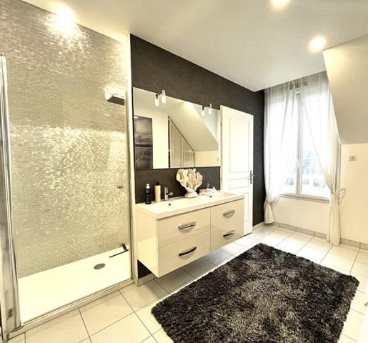 Maison BBC avec piscine intérieure, 220 m²