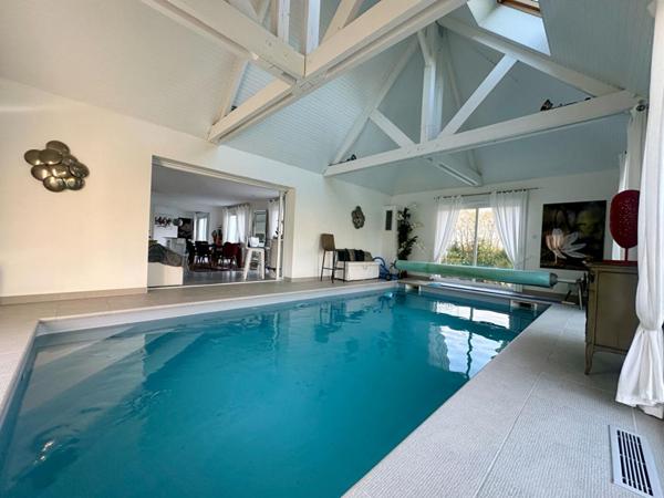 Maison BBC avec piscine intérieure, 220 m²