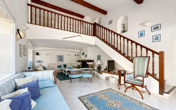 Maison à vendre    6 pièces • 175 m2 Fréjus