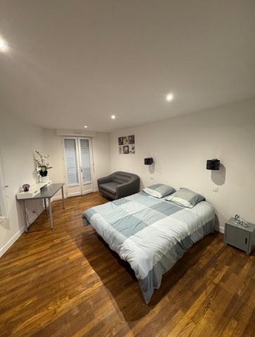 Maison + garage couvert à 300 m de la plage de rochebonne.