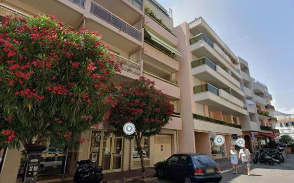 Stationnement à louer    Vence