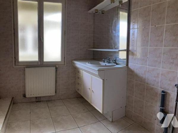 Maison ancienne centre bourg proche commerces et écoles