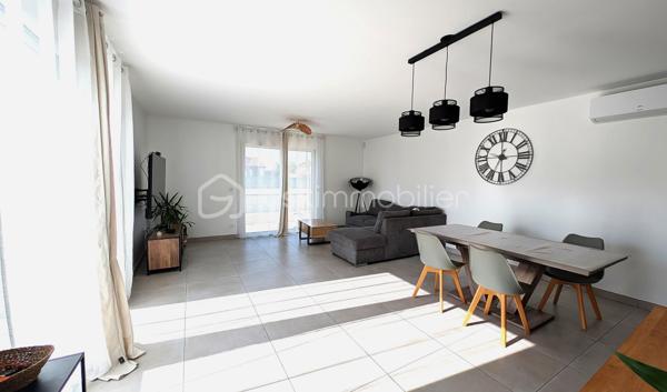Vous recherchez une maison moderne, confortable et prête à vivre, dans un environnement calme tout en restant proche des commodités ?
Cette maison individuelle construite en 2023 pourrait bien vous séduire !

D'une superficie de 95m², elle est implantée sur une belle parcelle de 464m² et offre des espaces agréables et fonctionnels.

Dès l'entrée, vous découvrirez une jolie pièce de vie lumineuse composée d'un salon-séjour chaleureux, ainsi qu'une cuisine moderne et entièrement équipée avec son cellier attenant.

L'espace nuit se compose de trois belles chambres, d'une salle d'eau contemporaine et d'un WC indépendant.

L'atout de cette maison : ses extérieurs, qui restent à aménager selon vos goûts et vos envies.

Le confort est complété par un système de chauffage par pompe à chaleur Air/Air.

Cette maison récente, sans travaux intérieurs, n'attend plus que vous pour prendre vie.

Contactez-moi afin d'échanger sur votre projet et organiser une visite !