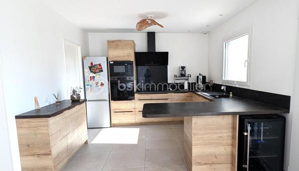 Vous recherchez une maison moderne, confortable et prête à vivre, dans un environnement calme tout en restant proche des commodités ?
Cette maison individuelle construite en 2023 pourrait bien vous séduire !

D'une superficie de 95m², elle est implantée sur une belle parcelle de 464m² et offre des espaces agréables et fonctionnels.

Dès l'entrée, vous découvrirez une jolie pièce de vie lumineuse composée d'un salon-séjour chaleureux, ainsi qu'une cuisine moderne et entièrement équipée avec son cellier attenant.

L'espace nuit se compose de trois belles chambres, d'une salle d'eau contemporaine et d'un WC indépendant.

L'atout de cette maison : ses extérieurs, qui restent à aménager selon vos goûts et vos envies.

Le confort est complété par un système de chauffage par pompe à chaleur Air/Air.

Cette maison récente, sans travaux intérieurs, n'attend plus que vous pour prendre vie.

Contactez-moi afin d'échanger sur votre projet et organiser une visite !