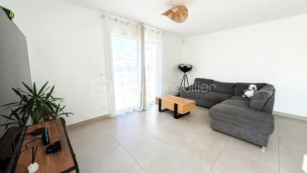 Vous recherchez une maison moderne, confortable et prête à vivre, dans un environnement calme tout en restant proche des commodités ?
Cette maison individuelle construite en 2023 pourrait bien vous séduire !

D'une superficie de 95m², elle est implantée sur une belle parcelle de 464m² et offre des espaces agréables et fonctionnels.

Dès l'entrée, vous découvrirez une jolie pièce de vie lumineuse composée d'un salon-séjour chaleureux, ainsi qu'une cuisine moderne et entièrement équipée avec son cellier attenant.

L'espace nuit se compose de trois belles chambres, d'une salle d'eau contemporaine et d'un WC indépendant.

L'atout de cette maison : ses extérieurs, qui restent à aménager selon vos goûts et vos envies.

Le confort est complété par un système de chauffage par pompe à chaleur Air/Air.

Cette maison récente, sans travaux intérieurs, n'attend plus que vous pour prendre vie.

Contactez-moi afin d'échanger sur votre projet et organiser une visite !