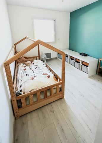 Vous recherchez une maison moderne, confortable et prête à vivre, dans un environnement calme tout en restant proche des commodités ?
Cette maison individuelle construite en 2023 pourrait bien vous séduire !

D'une superficie de 95m², elle est implantée sur une belle parcelle de 464m² et offre des espaces agréables et fonctionnels.

Dès l'entrée, vous découvrirez une jolie pièce de vie lumineuse composée d'un salon-séjour chaleureux, ainsi qu'une cuisine moderne et entièrement équipée avec son cellier attenant.

L'espace nuit se compose de trois belles chambres, d'une salle d'eau contemporaine et d'un WC indépendant.

L'atout de cette maison : ses extérieurs, qui restent à aménager selon vos goûts et vos envies.

Le confort est complété par un système de chauffage par pompe à chaleur Air/Air.

Cette maison récente, sans travaux intérieurs, n'attend plus que vous pour prendre vie.

Contactez-moi afin d'échanger sur votre projet et organiser une visite !