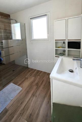 Vous recherchez une maison moderne, confortable et prête à vivre, dans un environnement calme tout en restant proche des commodités ?
Cette maison individuelle construite en 2023 pourrait bien vous séduire !

D'une superficie de 95m², elle est implantée sur une belle parcelle de 464m² et offre des espaces agréables et fonctionnels.

Dès l'entrée, vous découvrirez une jolie pièce de vie lumineuse composée d'un salon-séjour chaleureux, ainsi qu'une cuisine moderne et entièrement équipée avec son cellier attenant.

L'espace nuit se compose de trois belles chambres, d'une salle d'eau contemporaine et d'un WC indépendant.

L'atout de cette maison : ses extérieurs, qui restent à aménager selon vos goûts et vos envies.

Le confort est complété par un système de chauffage par pompe à chaleur Air/Air.

Cette maison récente, sans travaux intérieurs, n'attend plus que vous pour prendre vie.

Contactez-moi afin d'échanger sur votre projet et organiser une visite !