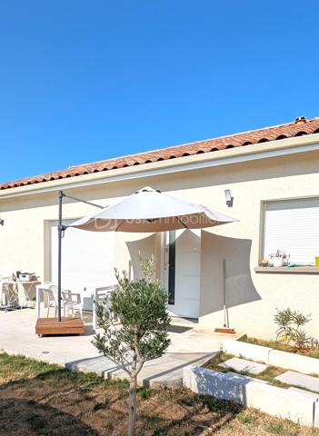 Vous recherchez une maison moderne, confortable et prête à vivre, dans un environnement calme tout en restant proche des commodités ?
Cette maison individuelle construite en 2023 pourrait bien vous séduire !

D'une superficie de 95m², elle est implantée sur une belle parcelle de 464m² et offre des espaces agréables et fonctionnels.

Dès l'entrée, vous découvrirez une jolie pièce de vie lumineuse composée d'un salon-séjour chaleureux, ainsi qu'une cuisine moderne et entièrement équipée avec son cellier attenant.

L'espace nuit se compose de trois belles chambres, d'une salle d'eau contemporaine et d'un WC indépendant.

L'atout de cette maison : ses extérieurs, qui restent à aménager selon vos goûts et vos envies.

Le confort est complété par un système de chauffage par pompe à chaleur Air/Air.

Cette maison récente, sans travaux intérieurs, n'attend plus que vous pour prendre vie.

Contactez-moi afin d'échanger sur votre projet et organiser une visite !