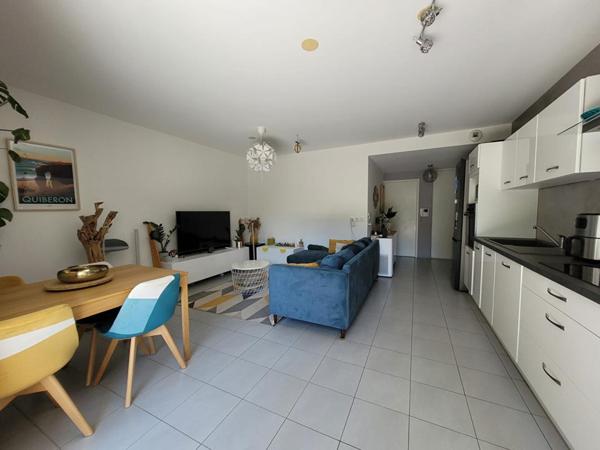 Appartement T3 double terrasse dans résidence sécurisée avec place parking