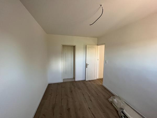 Montfavet maison renovee avec grand sejour, 2 chambres, une cour et un garage.