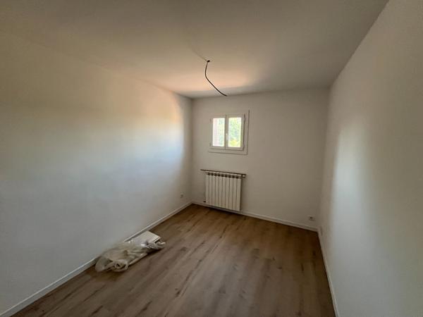 Montfavet maison renovee avec grand sejour, 2 chambres, une cour et un garage.