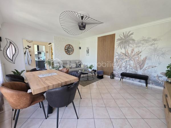 EXCLUSIVEMENT DANS VOTRE RÉSEAU PRÉFÉRÉ

A 10 min à pied du METRO LIGNE 5, dans le meilleur quartier de BOBIGNY, un emplacement privilégié, pour un potentiel EXCEPTIONNEL.

Maison traditionnelle 1975 sur 3 niveaux.

LES ATOUTS DU BIEN
• Plain pied surélevé
• Hauteur sous plafond sous-sol 2m
• Dalle en béton dans les combles
• Enorme potentiel
• 3 niveaux de 90m²
• Jardin SUD sans vis-à-vis

AGENCEMENT
Rez-de-jardin
• Garage (23m²)
• Cave à vin
• Chaufferie
• Buanderie avec fenêtre (25m²)
• Atelier avec WC (12,40m²)
• Chambre avec fenêtre (16m²)
• Salle d'eau (3,6m²)

Etage (HSP 2,60m)
• Entrée
• Cuisine récente (7,5m²)
• Séjour double (25m²) avec balcon
• Dégagement avec placard
• 3 chambres (9,4/9,6/12m²) avec placard
• Salle de bains (6m²)
• WC avec lave-main

Combles
• Une salle de jeu avec VELUX (60/90m²)

INFORMATIONS TECHNIQUES
• Terrain : façade 11m x profondeur 28m
• Double vitrage PVC avec volets roulants électriques
• Porte d'entrée PVC
• Tableau électrique récent
• Ballon d'eau chaude 2024
• Chauffage Fioul (si GAZ DPE serait en D)
• Radiateurs en fonte

Ludovic MOREL
Votre Partenaire Immobilier
Depuis 2010

•••