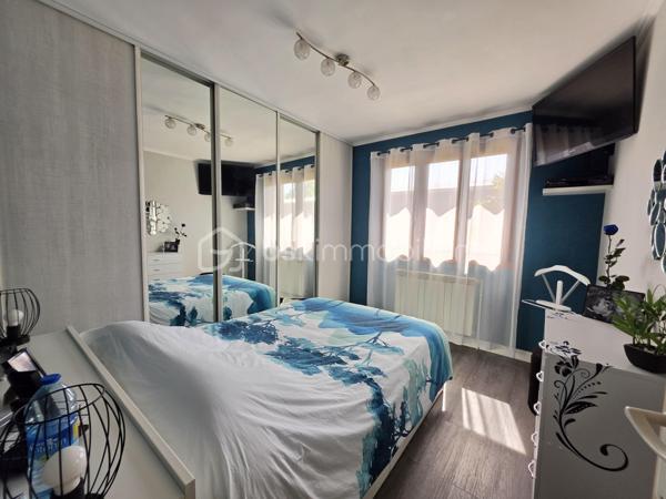 EXCLUSIVEMENT DANS VOTRE RÉSEAU PRÉFÉRÉ

A 10 min à pied du METRO LIGNE 5, dans le meilleur quartier de BOBIGNY, un emplacement privilégié, pour un potentiel EXCEPTIONNEL.

Maison traditionnelle 1975 sur 3 niveaux.

LES ATOUTS DU BIEN
• Plain pied surélevé
• Hauteur sous plafond sous-sol 2m
• Dalle en béton dans les combles
• Enorme potentiel
• 3 niveaux de 90m²
• Jardin SUD sans vis-à-vis

AGENCEMENT
Rez-de-jardin
• Garage (23m²)
• Cave à vin
• Chaufferie
• Buanderie avec fenêtre (25m²)
• Atelier avec WC (12,40m²)
• Chambre avec fenêtre (16m²)
• Salle d'eau (3,6m²)

Etage (HSP 2,60m)
• Entrée
• Cuisine récente (7,5m²)
• Séjour double (25m²) avec balcon
• Dégagement avec placard
• 3 chambres (9,4/9,6/12m²) avec placard
• Salle de bains (6m²)
• WC avec lave-main

Combles
• Une salle de jeu avec VELUX (60/90m²)

INFORMATIONS TECHNIQUES
• Terrain : façade 11m x profondeur 28m
• Double vitrage PVC avec volets roulants électriques
• Porte d'entrée PVC
• Tableau électrique récent
• Ballon d'eau chaude 2024
• Chauffage Fioul (si GAZ DPE serait en D)
• Radiateurs en fonte

Ludovic MOREL
Votre Partenaire Immobilier
Depuis 2010

•••