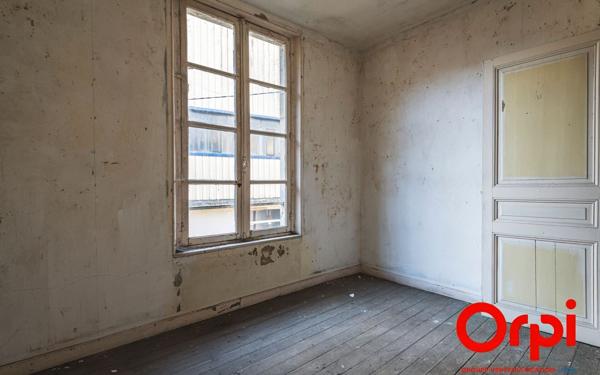 Immeuble à vendre    10 pièces •  La Fère